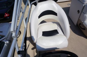 Sun Tracker Gator/cover